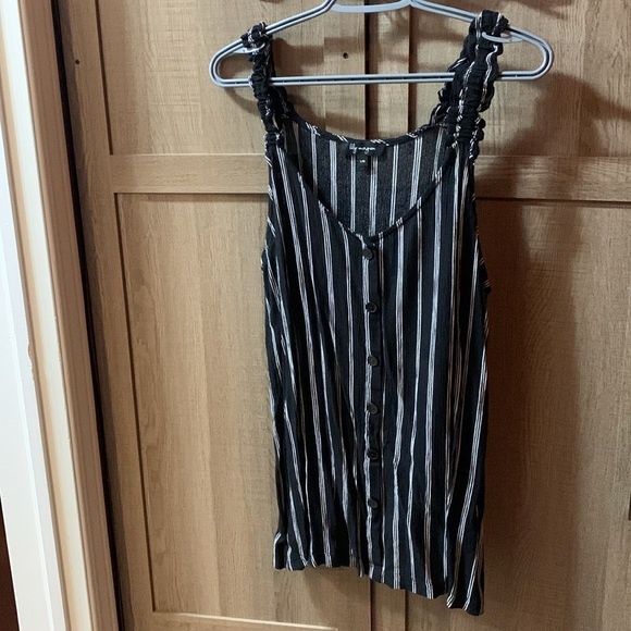 Size large tank top - Picture 2 of 4